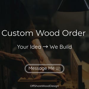 Op de afbeelding: Afbeelding die op maat gemaakte houtbestellingen promoot. Tekst luidt "Custom Wood Order" en "Your Idea -> We Build". Een "Message Me"-knop is aanwezig. De onderkant van de afbeelding toont "OffShoreWoodDesign". Een persoon werkt met hout.