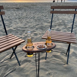 Mesa de cerveza portátil de madera personalizada - Portacervezas portátil de madera - Mesa de cerveza plegable de madera - Portabotellas de vino - Regalo para parejas