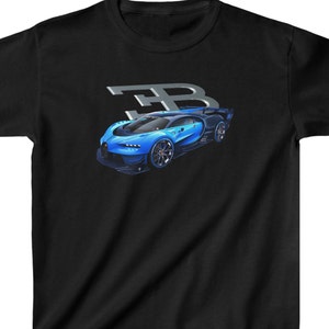 Może przedstawiać: Czarny t-shirt z grafiką niebiesko-czarnego samochodu sportowego ze słowem "Bugatti" na samochodzie. Samochód ma elegancki design ze srebrnymi felgami i spojlerem. Logo Bugatti znajduje się w prawym górnym rogu.