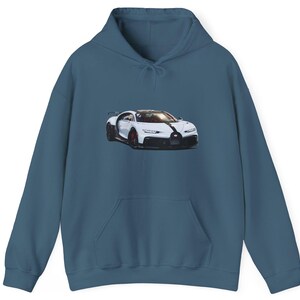 Puede incluir: Una sudadera con capucha azul con un coche deportivo blanco impreso en la parte delantera.