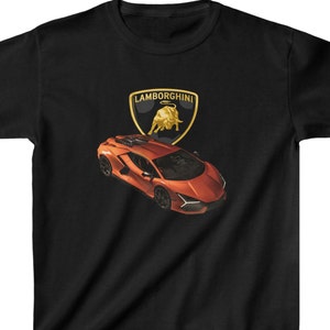 Puede incluir: Camiseta negra con un logotipo dorado de Lamborghini y un coche deportivo Lamborghini rojo.