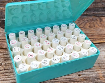 Estuche vintage azul aguamarina para labiales Avon con 40 muestras de labiales.