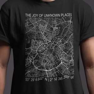 Joy Division's First Gig Map mit Koordinaten Tshirt von Pips Disco Die Freude an unbekannten Orten im Stil der Unbekannten Freuden