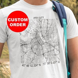 Camiseta personalizada da rua da cidade em qualquer local com coordenadas para caminhadas da sua cidade favorita ou lugar em um mapa de ruas, presente