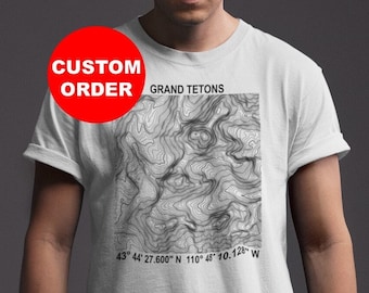カスタム地形Tシャツ 座標付き任意の場所 お気に入りの山頂または等高線地図上の場所のハイキングTシャツ、ギフト