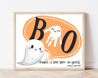 Puede incluir: Un estampado enmarcado con temática de Halloween con un fantasma de dibujos animados y la palabra "BOO" en negro y naranja. El estampado incluye el texto "significa te amo en fantasma" y "¡feliz halloween!"
