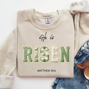 Può includere: Un set di tre tazze in ceramica con finitura opaca e macchiettata. Le tazze sono nei toni del crema, grigio chiaro e grigio scuro. Ogni tazza ha un design semplice e minimalista e un manico arrotondato.