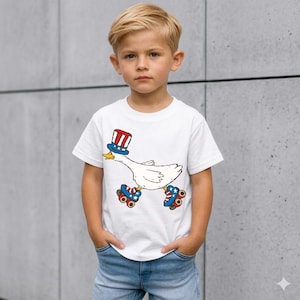 Patriotyczna koszulka dla dzieci z kaczką, zabawna koszulka dla maluchów z okazji 4 lipca, słodka koszulka z cylindrem z gęsią na rolkach, koszulka z napisem "Strażak na Dzień Niepodległości"