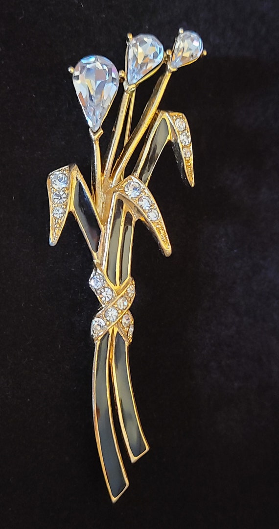 Elegant Vintage Trifari brooch