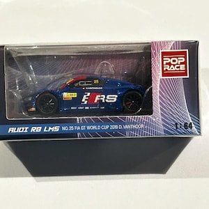 以下が含まれることがあります： 透明なディスプレイケースに入った青いアウディR8 LMSのダイキャストモデルカー。車は黒いホイールとナンバー25が付いています。箱には「POP RACE」と「AUDI RB LMS NO.25 FIA GT WORLD CUP 2019 D. VANTHOOR」と書かれています。スケールは1:64です。