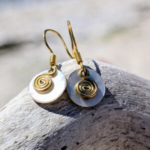 Perlmutt Ohrringe Spirale, Shell, Plättchen, kleine, minimalistisch, 925er Silber/Gold, hängend, filigran, Kreis, rund, Geschenk, Geburtstag