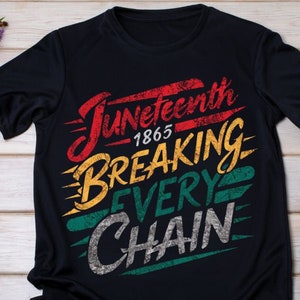 Peut inclure: T-shirt noir avec un graphisme de style vintage qui dit "Juneteenth 1865 Breaking Every Chain" en rouge, jaune, vert et blanc.