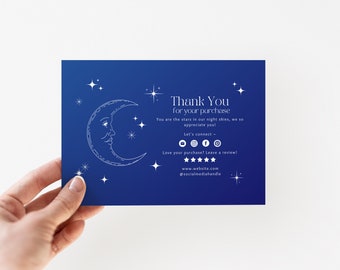 Puede incluir: Una tarjeta de agradecimiento azul con una luna creciente blanca y estrellas. La tarjeta dice "Gracias por su compra. Ustedes son las estrellas en nuestro cielo nocturno, les agradecemos mucho! Conectémonos - ¿Le gusta su compra? ¡Deje una reseña! ★★★★★ www.website.com @socialmediahandle"