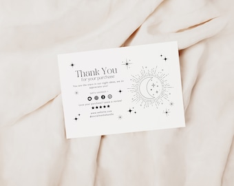 Puede incluir: Una tarjeta de agradecimiento blanca con una ilustración en blanco y negro de una luna creciente y estrellas. El texto en la tarjeta dice "Gracias por su compra. Ustedes son las estrellas en nuestro cielo nocturno, ¡los apreciamos mucho! Conectémonos - ¿Le gusta su compra? ¡Deje una reseña! www.website.com @socialmedia handle"