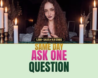 Pode incluir: Uma pessoa com longos cabelos castanhos ondulados segura um baralho atrás de uma superfície verde com quatro velas brancas acesas em castiçais de latão. O texto na imagem diz: 1,200+ SALES 4.9 STARS, SAME DAY, ASK ONE QUESTION.