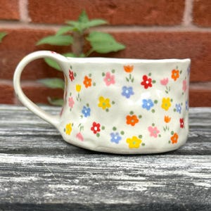 Tazza con fiori Cottagecore — Ceramica fatta a mano, dipinta a mano, delicata