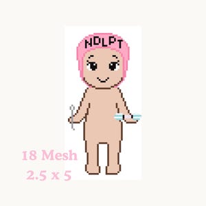 Może przedstawiać: Pikselowa ilustracja osoby w r&oacute;żowym czepku z napisem "NDLPT". Osoba trzyma igłę i mały przedmiot. Poniżej słowa "18 Mesh" i "2,5 x 5".