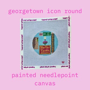 Peut inclure: Une toile de canevas carrée présentant un motif circulaire avec des icônes de Georgetown, dont un panneau de rue, un lampadaire et une enseigne pour Martins Tavern EST 1933. Les bordures blanches portent le texte Stitch Kitsch Studios.