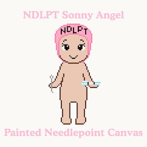 Może przedstawiać: Pikselowa ilustracja lalki Sonny Angel w r&oacute;żowej czapce z napisem "NDLPT". Lalka trzyma igłę i mały przedmiot. Tekst "Painted Needlepoint Canvas" znajduje się poniżej.