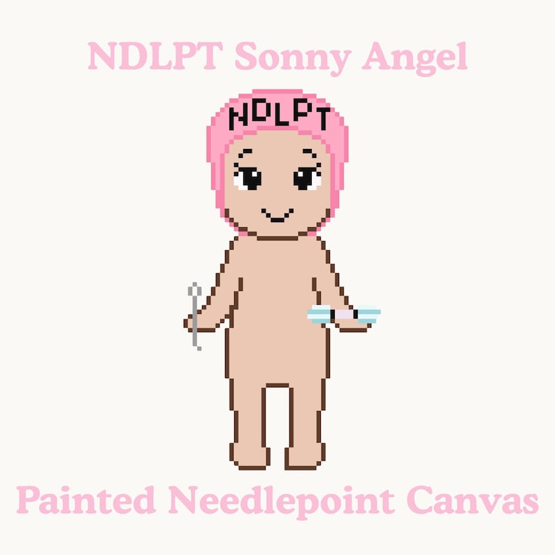 Może przedstawiać: Pikselowa ilustracja lalki Sonny Angel w r&oacute;żowej czapce z napisem "NDLPT". Lalka trzyma igłę i mały przedmiot. Tekst "Painted Needlepoint Canvas" znajduje się poniżej.