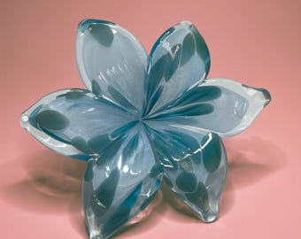 Presse-papier vintage en verre soufflé à la main, représentant un lys bleu - Tige recourbée