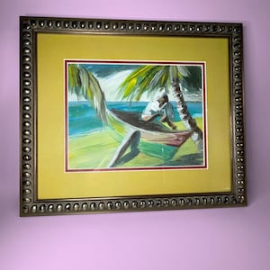 K&ouml;nnte beinhalten: Ein gerahmtes Gem&auml;lde, das eine Person in einem kleinen Boot neben einer Palme an einem Strand zeigt. Das Kunstwerk besticht durch lebhafte blaue, gr&uuml;ne und gelbe Pinselstriche und ist in einem dunklen, strukturierten Metallrahmen mit senfgelbem Passepartout gefasst.