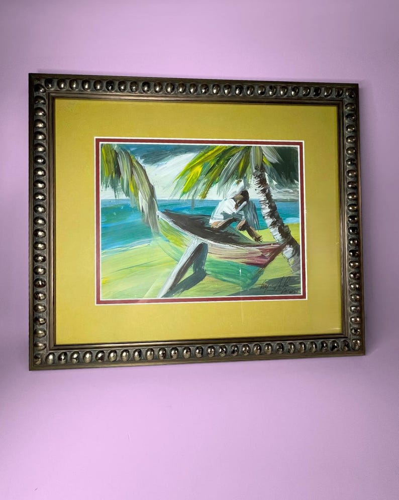 K&ouml;nnte beinhalten: Ein gerahmtes Gem&auml;lde, das eine Person in einem kleinen Boot neben einer Palme an einem Strand zeigt. Das Kunstwerk besticht durch lebhafte blaue, gr&uuml;ne und gelbe Pinselstriche und ist in einem dunklen, strukturierten Metallrahmen mit senfgelbem Passepartout gefasst.