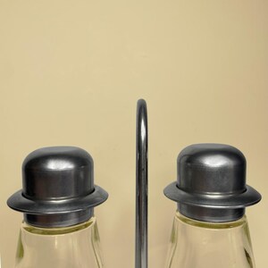 Vintage 1990s IKEA Hatt Oil and Vinegar Cruet Set - Stainless Steel Bowler Hat Lids & Wire Stand bild 2