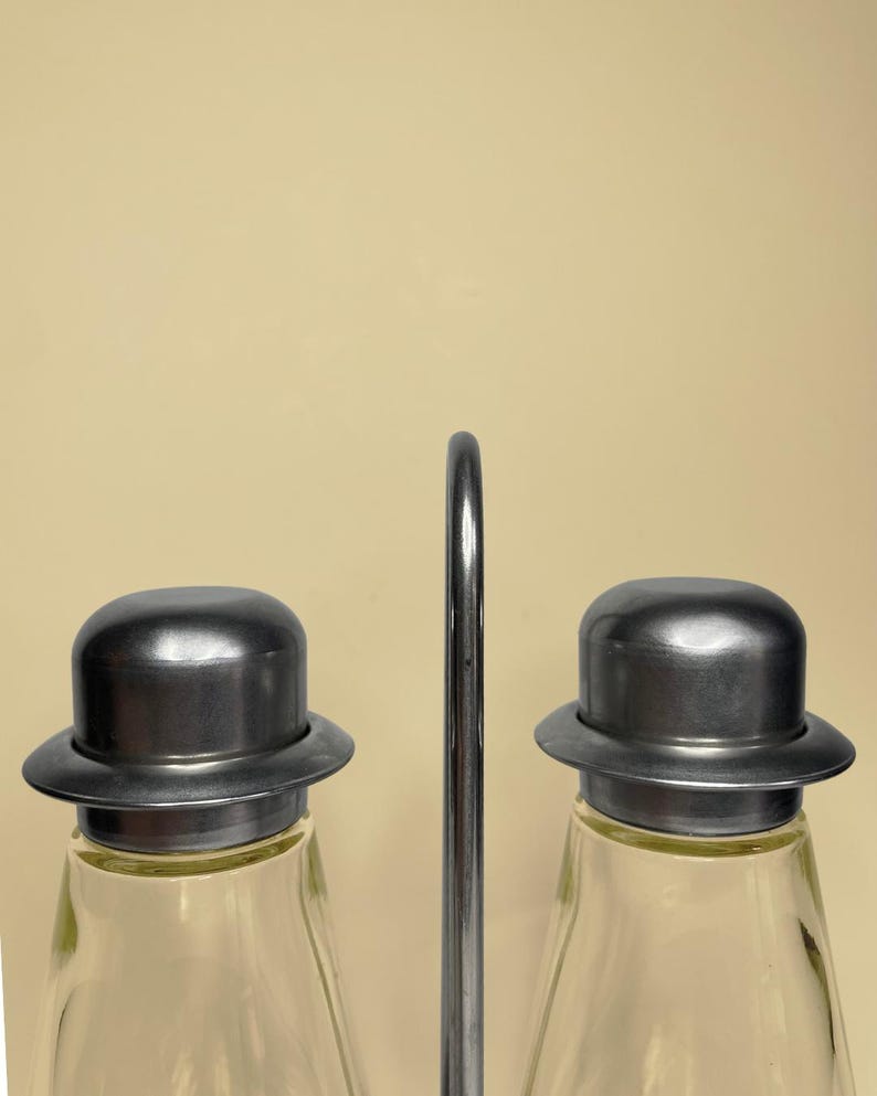 Vintage 1990s IKEA Hatt Oil and Vinegar Cruet Set - Stainless Steel Bowler Hat Lids & Wire Stand bild 2