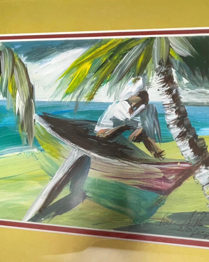 K&ouml;nnte beinhalten: Ein Acrylgem&auml;lde auf Papier, das ein kleines Boot an einem Sandstrand unter Palmen zeigt. Die Szene umfasst einen blauen Meereshorizont, gr&uuml;nes Blattwerk und einen dunkel gef&auml;rbten Bootsrumpf. Eine Signatur ist unten rechts zu sehen.