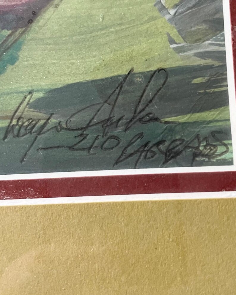 K&ouml;nnte beinhalten: Ein gerahmtes Kunstwerk mit einer gemalten Szene in gr&uuml;nen und dunklen T&ouml;nen, signiert mit einer handschriftlichen Signatur und dem Text 210/250. Das Bild ist mit einem wei&szlig;en Passepartout und einem dunkelroten Rahmen auf beigem Grund versehen.