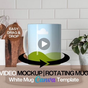 Könnte beinhalten: Eine weiße Tasse mit einem Design aus grünem Hügel und blauem Himmel dreht sich auf einem Drehteller. Die Tasse ist eine Video-Mockup-Vorlage für Canva. Der Text "EASY DRAG & DROP" befindet sich in einem Kreis über der Tasse.