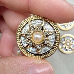Guldfärgad solknapp med pärlor och strass – 5-pack – Dekorativa metallknappar för sömnad, klänningar och hantverk 18 mm, 23 mm och 25 mm