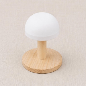 Op de afbeelding: Een set van drie keramische mokken met een gespikkelde, matte afwerking. De mokken zijn in crème, lichtbruin en donkerbruin. Elke mok heeft een eenvoudig, minimalistisch ontwerp en een afgeronde handgreep. Voor koffie of thee.