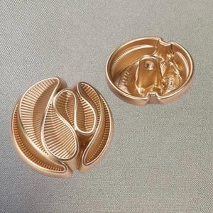Skulpterade guldfärgade metallknappar (10 stycken) – Eleganta sömnadsdekorationer