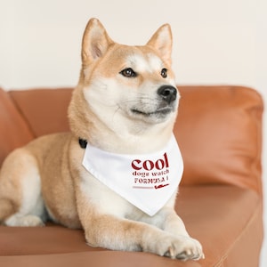 Könnte beinhalten: Ein Shiba Inu Hund, der ein weißes Bandana mit dem Text "cool dogs watch formula 1" in Rot trägt.