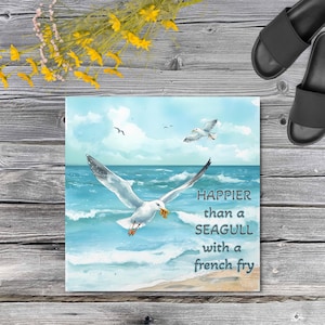 Art mural imprimé en métal Seagull Beach | Décoration murale maison de plage, scène océanique, impression plus heureuse qu'une mouette avec une frite 12 x 12 pouces