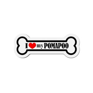 Pode incluir: Adesivo branco em forma de osso com contorno preto e o texto "I love my POMAPOO" em preto com um coração vermelho entre "I" e "my".