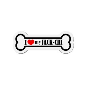 以下が含まれることがあります： 黒色の輪郭で白の骨の形をしたステッカーで、"I love my JACK-CHI"という黒いテキストが書かれており、"I"と"my"の間に赤いハートがあります。