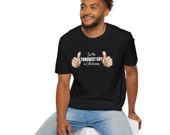 Camiseta gráfica Letterkenny "El tipo más duro" - Camiseta unisex de estilo suave
