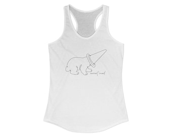 Camiseta sin mangas estilo racerback para mujer con estampado viral de un cachorro de oso polar con un cono en la cabeza.