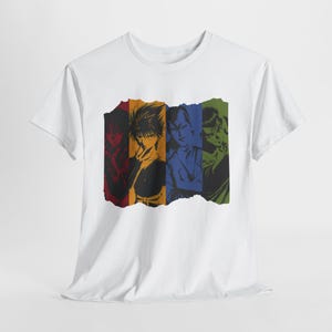 Peut inclure: T-shirt blanc avec un graphisme coloré de quatre personnages d'anime. Le design est divisé en blocs de couleurs verticaux : rouge, orange, bleu et vert. Chaque bloc contient une illustration de personnage différente dans un design audacieux et stylisé.