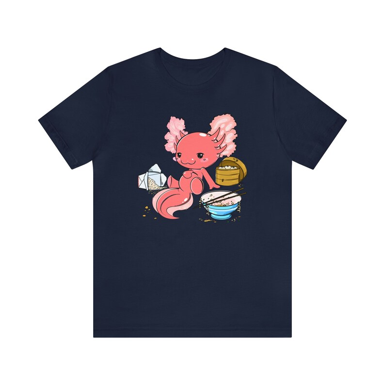 Peut inclure: Un t-shirt bleu marine avec une illustration de dessin anim&eacute; d'un axolotl rose assis avec un bol de riz, des baguettes et un r&eacute;cipient &agrave; emporter.
