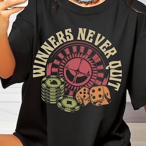 Camiseta de cassino, os vencedores nunca desistem, presentes de jogo, camiseta de pôquer, camiseta de Las Vegas, presente para jogador de cartas, camiseta de caça-níqueis, camiseta com tema de cassino