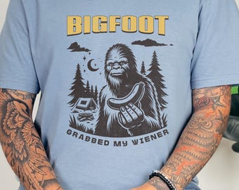Bigfoot złapał moją parówkę T-shirt Zabawna koszulka Sasquatch Prezenty Bigfoot Sasquatch Koszulka Cryptid Koszulka kempingowa