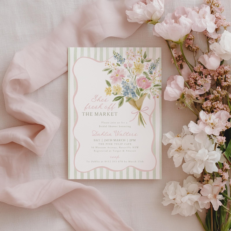 Peut inclure: Une invitation &agrave; une f&ecirc;te pr&eacute;nuptiale avec une illustration de bouquet floral. L'invitation pr&eacute;sente le texte "She's fresh off the market" et les d&eacute;tails de l'&eacute;v&eacute;nement. Le design comprend un code couleur vert clair et rose, avec un ruban et des fleurs.