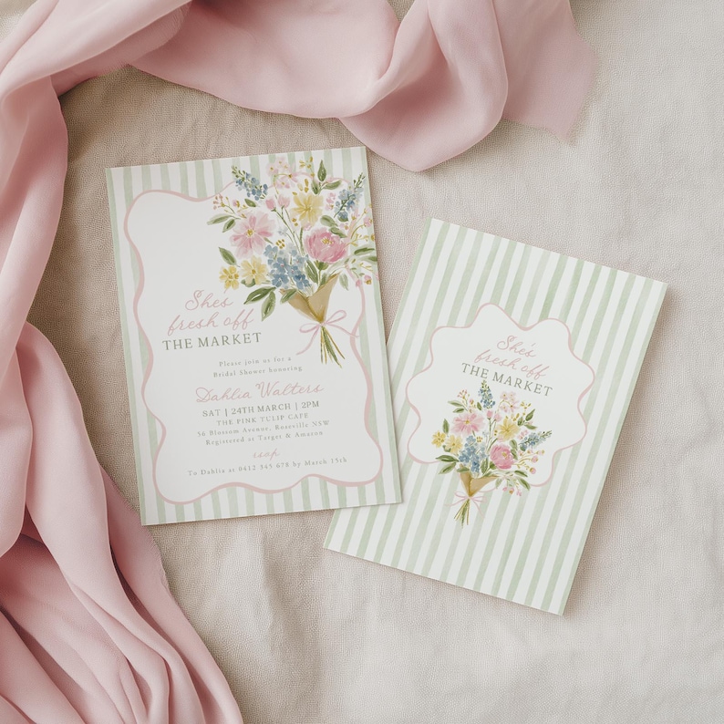 Peut inclure: Deux cartons d'invitation sur le th&egrave;me floral avec le texte "She's fresh off the market". Les cartes pr&eacute;sentent un bouquet de fleurs aux couleurs pastel sur un fond ray&eacute;. Un tissu rose est drap&eacute; en arri&egrave;re-plan.