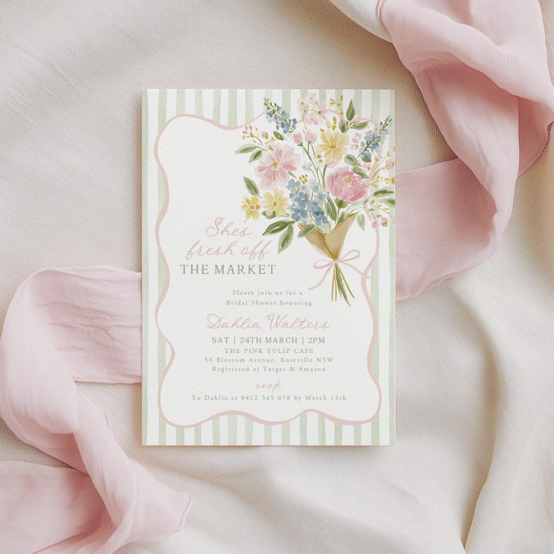 Peut inclure: Une invitation florale avec un bouquet de fleurs roses, jaunes et bleues &agrave; l'aquarelle. La carte a un fond ray&eacute; et le texte "She's fresh off the market" et les d&eacute;tails d'une f&ecirc;te pr&eacute;nuptiale.