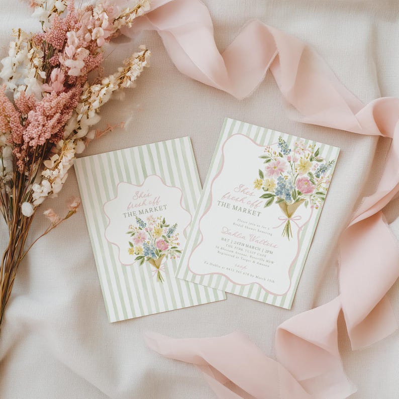 Peut inclure: Deux cartons d'invitation sur le th&egrave;me floral avec le texte "She's fresh off the market". Les cartes pr&eacute;sentent un bouquet de fleurs aux couleurs pastel sur un fond ray&eacute;. Un bouquet de fleurs roses et blanches et un ruban rose sont en arri&egrave;re-plan.