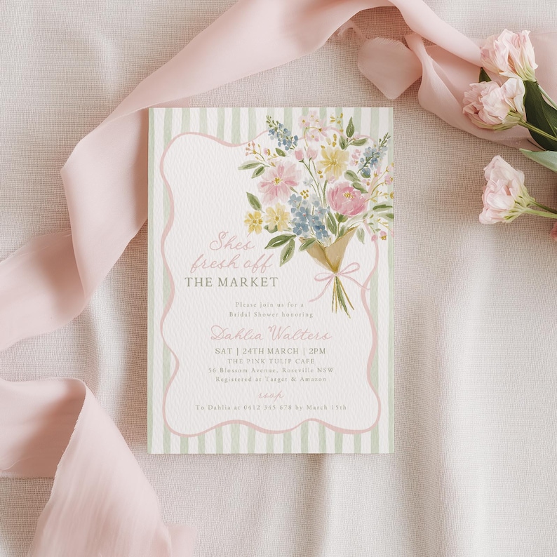 Peut inclure: Une invitation &agrave; une f&ecirc;te pr&eacute;nuptiale avec un bouquet floral &agrave; l'aquarelle. L'invitation pr&eacute;sente le texte "She's fresh off the market" et les d&eacute;tails de l'&eacute;v&eacute;nement. Le fond a un motif &agrave; rayures vertes claires et blanches.